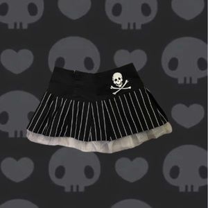 SKULL PINSTRIPE EMO PLEATED MINI SKIRT Y2K BLACK & WHITE MALLGOTH